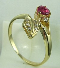 טבעת מעוצבת זהב ויהלומים בצורת לב